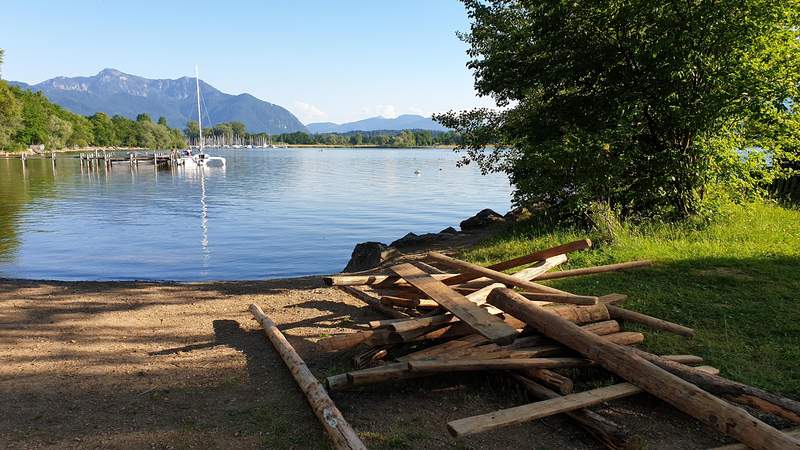 Kreativer Floßbau am Chiemsee