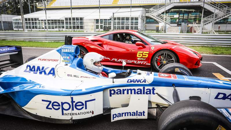 Supersportwagen auf der Monza-Strecke fahren