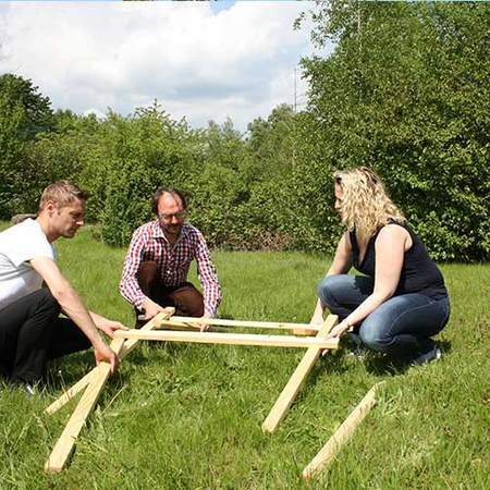 Drei Personen messen sich am Brückenbau XL