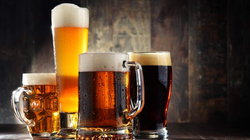 verschiedene Biergläser mit Bier