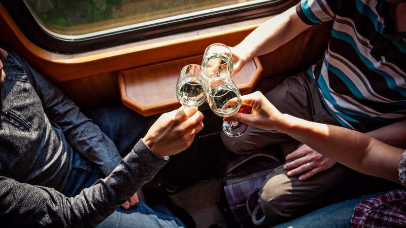 Weinprobe während der Fahrt in der Schmalspurbahn Winterspecial- Weinprobe & Schmalspurbahn