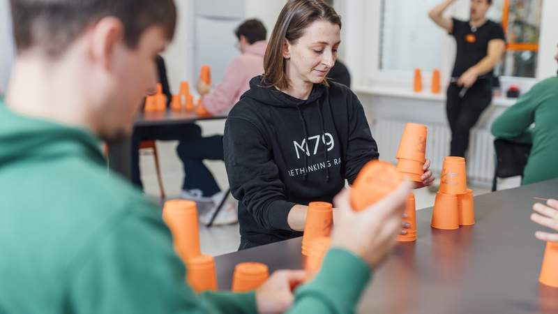 Teams spielen Speedstack gegeneinander