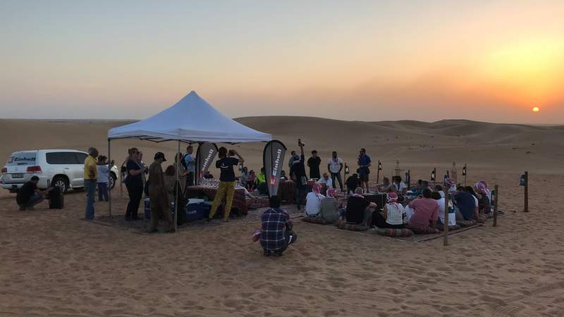 Zelte und Menschen in der Wüste
