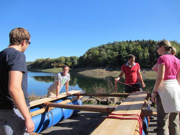 Floßbau Team Event Outdoor
