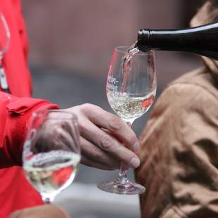 eingläser werden beim WineWalk mit Wein gefüllt