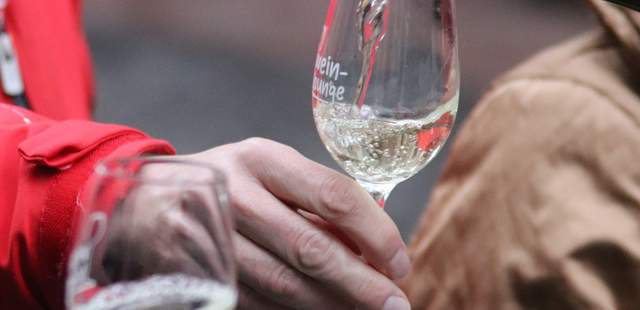 WinterWalk Mainz – Weine werden ausgeschenkt eingläser werden beim WineWalk mit Wein gefüllt