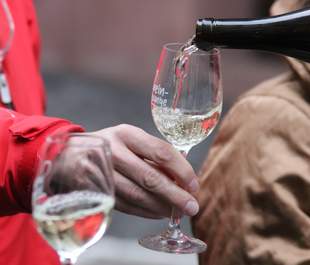 WinterWalk Mainz – Weine werden ausgeschenkt eingläser werden beim WineWalk mit Wein gefüllt