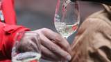 eingläser werden beim WineWalk mit Wein gefüllt
