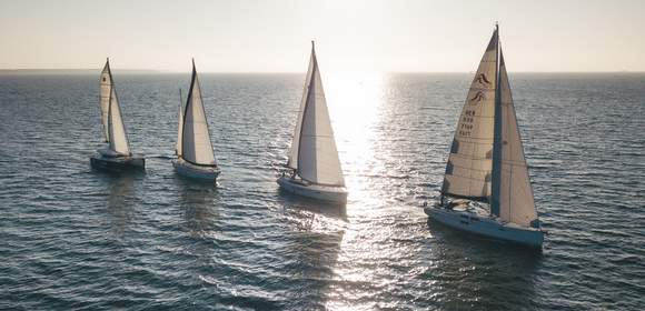 Segeln in der Flotte mit Regatta