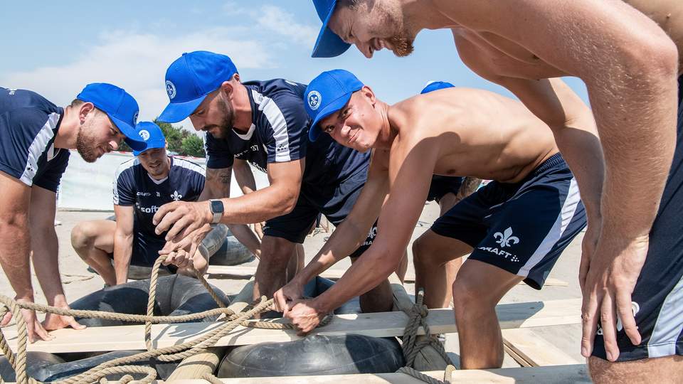 Darmstadt 98 beim Floßbau mit bo events