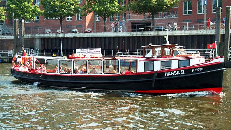 Gemütliche historische Hafenbarkasse Hafenrundfahrt in Hamburg