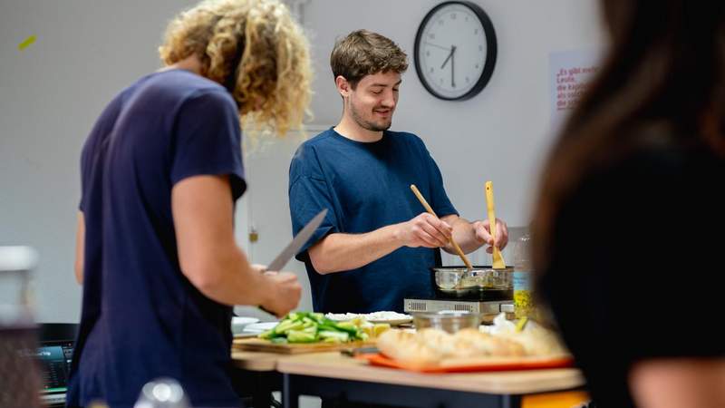 Teilnehmer bereiten gemeinsam ein gesundes Menü im Mundet-App Kochworkshop zu