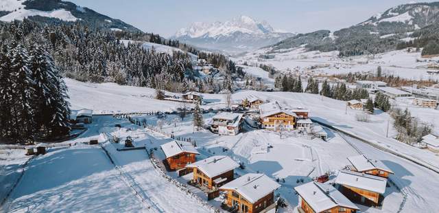 Winterlandschaft mit dem Hotel & Chalet Grosslehen und Bergkulisse
