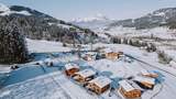 Winterlandschaft mit dem Hotel & Chalet Grosslehen und Bergkulisse