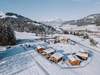 Winterlandschaft mit dem Hotel & Chalet Grosslehen und Bergkulisse