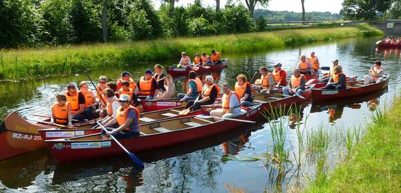 Gruppe auf dem Schaalseekanal