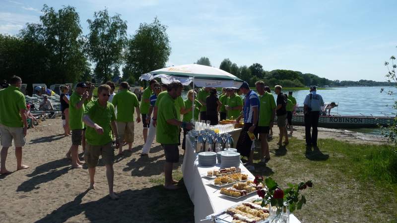 Kleines Snackbuffet am Strand und die Gäste essen bereits.