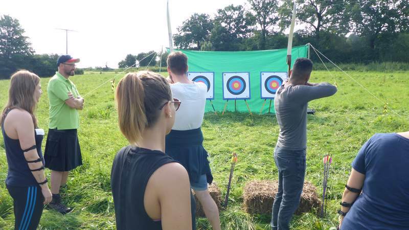 Zwei Männer beim Teamevent Bogenschießen