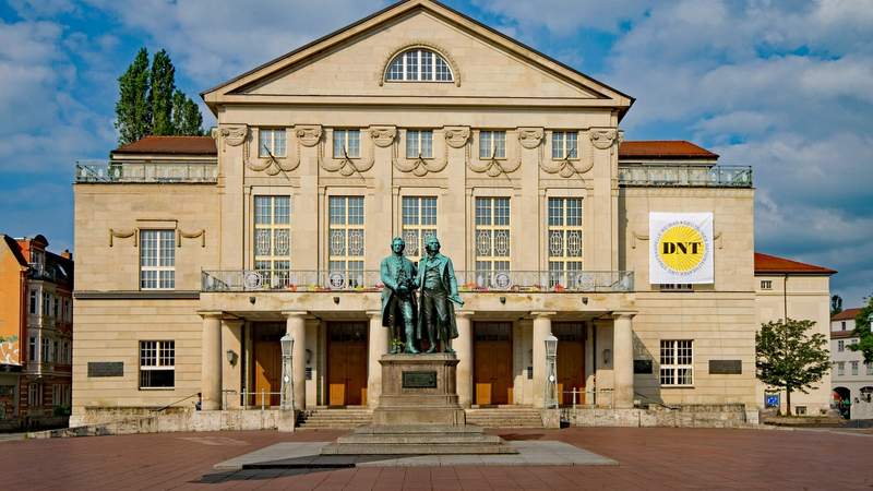 Goethe und Schiller vor dem Nationaltheater