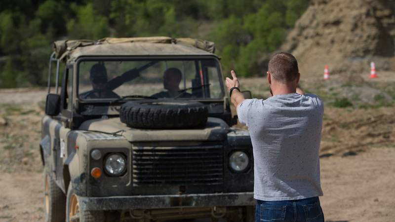 Geländewagen fahren im Gelände