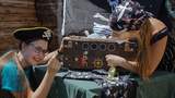 2 Frauen versuchen die Escape Box der Piratenschatzsuche zu öffnen