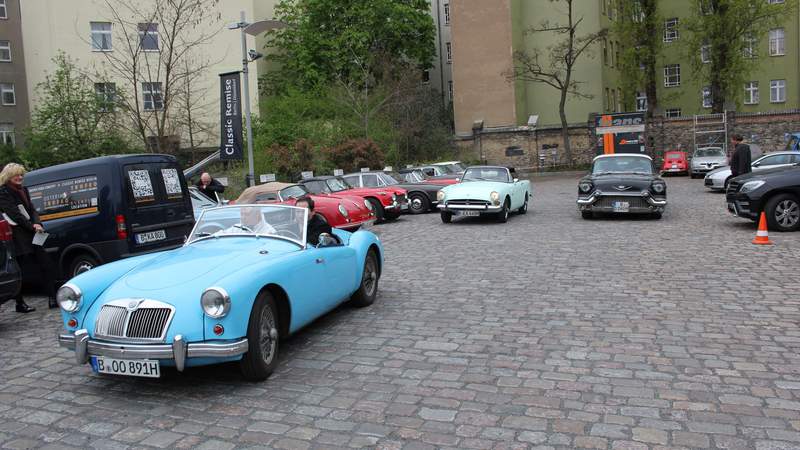 Oldtimer rollen vom Hof