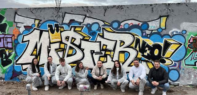 Graffiti sprühen beim Teamevent