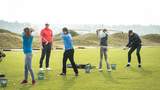 Golf Schnupperkurs in idyllischer Natur: Trainer und Teilnehmer beim Abschlag auf dem sonnigen Golfplatz, umgeben von saftigem Grün und einem malerischen Waldpanorama. Aktion, Spaß und Lernen im Freien – Golfbegeisterung in vollen Zügen!