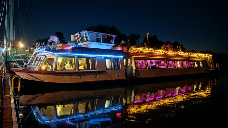 Sommerfest oder Weihnachtsfeier auf der Spree
