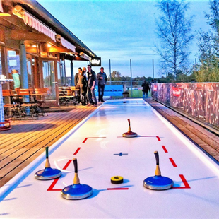 Mobile Eisstockbahn im Außenbereich bei einer Firmenveranstaltung