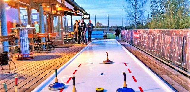 Mobile Eisstockbahn im Außenbereich bei einer Firmenveranstaltung