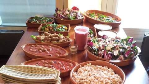 Verschiedene Tonschalen mit Snacks