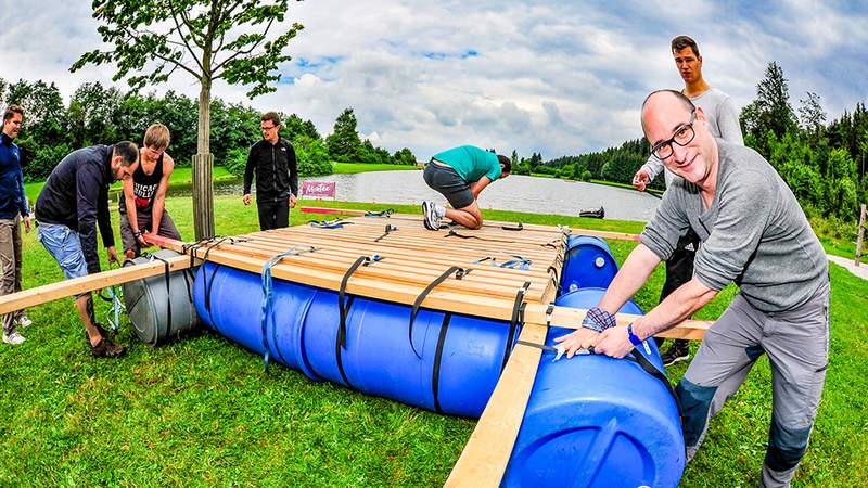 als Team ein Floß bauen als Team ein Floß bauen
