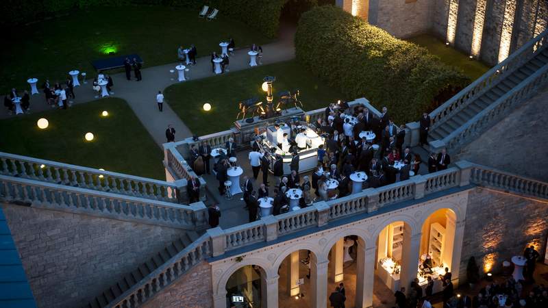 Empfang Pegasusplateau mit Bar Belvedere Pfingstberg