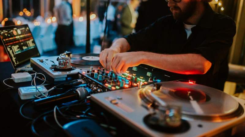 Unsere DJs rocken Eure Online-Weihnachtsfeier