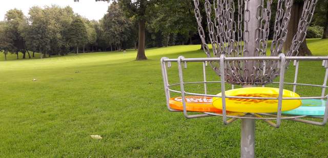 Stange und Korb inklusive Discgolfscheiben