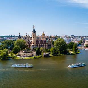Schweriner Schloss mit Fahrgastschifffahrt