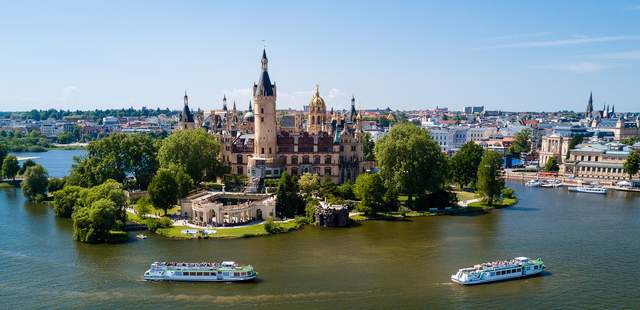 Schweriner Schloss mit Fahrgastschifffahrt