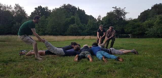 Teilnehmer der Wildnisschule Wurzelholz spielen