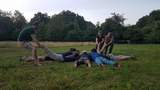 Teilnehmer der Wildnisschule Wurzelholz spielen