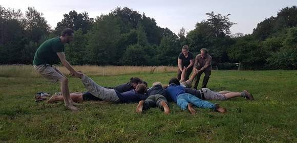 Teilnehmer der Wildnisschule Wurzelholz spielen