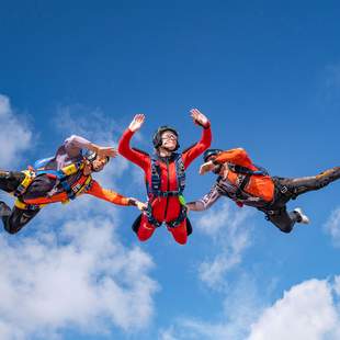 3 Personen beim Fallschirmsprung