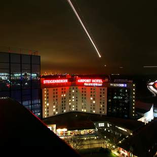 Steigenberger Airport Hotel bei Nacht Steigenberger Airport Hotel