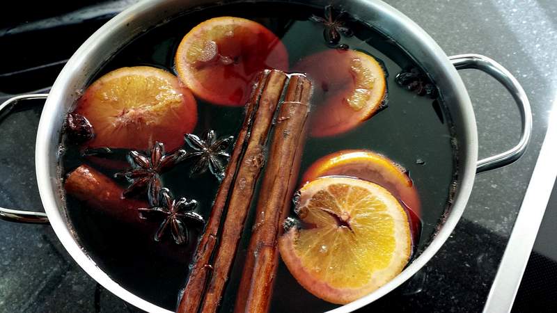 Ein Glühwein kocht im Topf