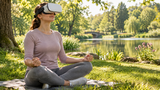 Progressive Muskelentspannung in VR Progressive Muskelentspannung in VR: Frau mit VR-Brille meditiert entspannt im Grünen