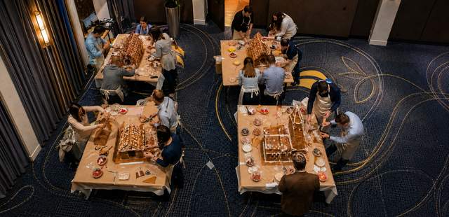 Lebkuchenhausbau in Teams XL LEBKUCHENHAUS - Weihnachtsfeier