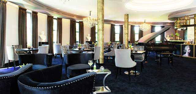 Caesar's Bar Bar im edlen Stil mit verschiedenen Sitzmöglichkeiten