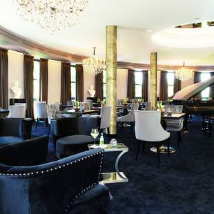 Caesar's Bar Bar im edlen Stil mit verschiedenen Sitzmöglichkeiten