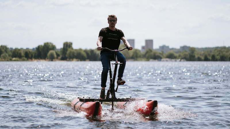 Wasserfahrrad in voller Fahrt Wasserfahrrad mieten (Tour)