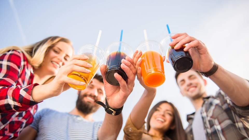 Menschen, die das Glas erheben